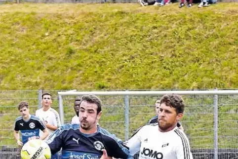 Arm in Arm: der Rieschweilerer Manuel Megel (rechts) und Kai Schacker vom SC Hauenstein im Gruppenspiel.
