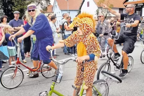 Coole Truppe: Die Klapprad-Fahrer waren beim Assenheimer Kerwe-Umzug als „Circus Kalmit“ unterwegs und begeisterten mit tierusch