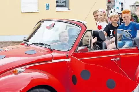 Mit einem „Marien-Käfer“ flogen die Kinder der ortsansässigen Kita durch Steinbach.