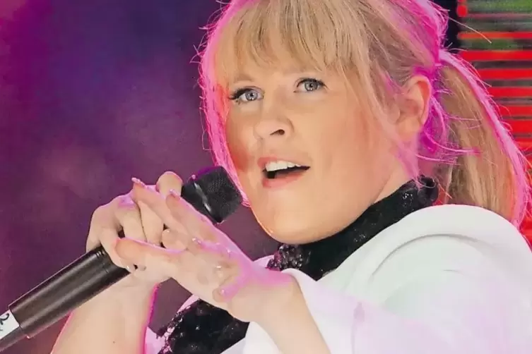Maite Kelly hatte ihren Auftritt unten im Publikum begonnen und kam erst danach hoch auf die B&uuml;hne.