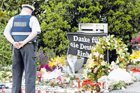 Arbeit und Anteilnahme: ein Polizist am Kanzlerbungalow.