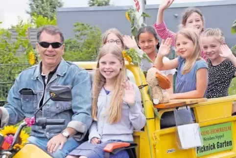 Harry Kern lenkte ein dreirädriges Gefährt mit sieben fröhlichen Drittklässlerinnen.
