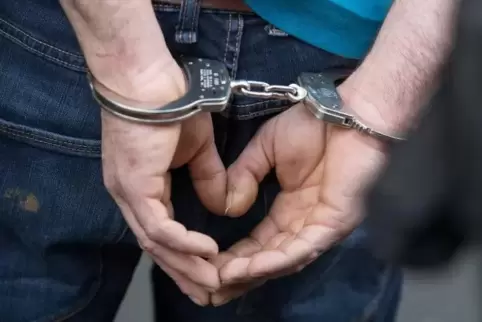 35 Tage muss ein 24-Jähriger in Haft bleiben, wenn er die 350 Euro Strafe nicht aufbringen kann. Foto: DPA 