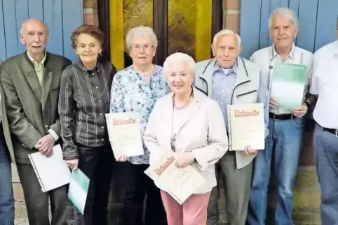 Ehrungen beim Pfälzerwald-Verein Lauterecken (von links): Bezirksobmann Dieter Gröger, Kurt Buhl, Hannelore Buhl, Elli Fritz, Il