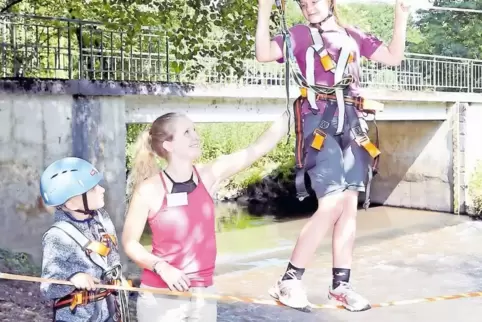 Finn (links) und Helena (rechts) von der Gruppe „Grashüpfer“ wollen die Lauter überqueren, Luise Magenreuther (Mitte) gibt Hilfe