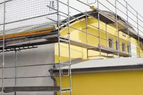 Auf 16,5 Metern Länge und der gesamten Hallenbreite wurde das Dach der VTR-Halle erneuert. Zudem gab es einen neuen Fassadenanst