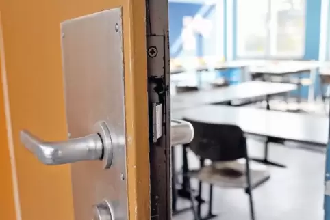 Türen für mehr Sicherheit nachrüsten oder nicht? Diese Frage stellt sich noch für viele Klassensäle.