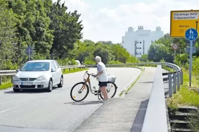 Hier kommt es immer wieder zu gefährlichen Situationen. Doch die Stadt misst einem Lückenschluss des Radwegs an der K 3 keine Pr Hier kommt es immer wieder zu gefährlichen Situationen. Doch die Stadt misst einem Lückenschluss des Radwegs an der K 3 keine Pr
