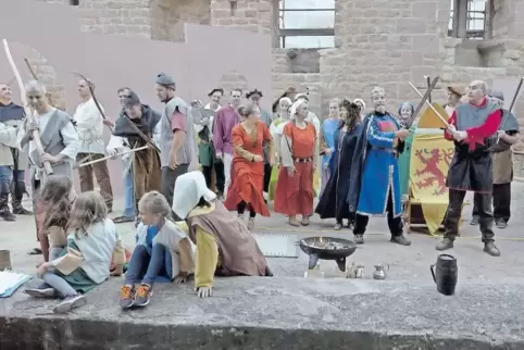Buntes Treiben vor traumhafter Kulisse: Gut 40 Schauspieler stehen bei „König Dagobert“ auf der Bühne.