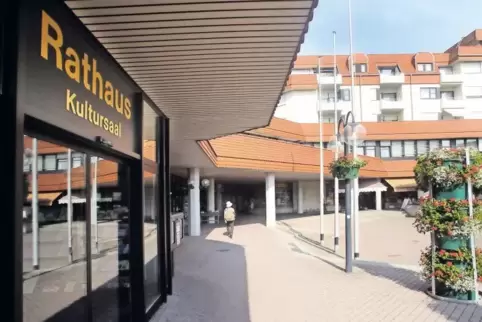 Der Chef einer Dürkheimer Immobilienverwaltungsfirma ist angeklagt, weil er Gelder von Rücklagekonten auf sein Firmenkonto trans