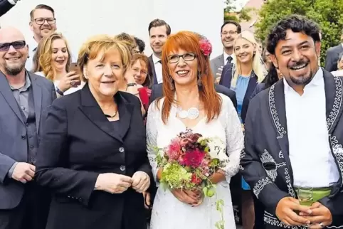 Das Brautpaar Annette Fischer und Christian Stöckl Garcia mit Bundeskanzlerin Angela Merkel.