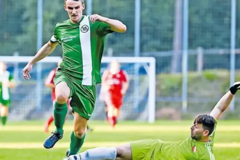 Gleich klingelt es: Paul Becker vom SV Schopp schießt das 1:0, nachdem er Queidersbachs Torwart Sasa Djordjevic ausgespielt hat.