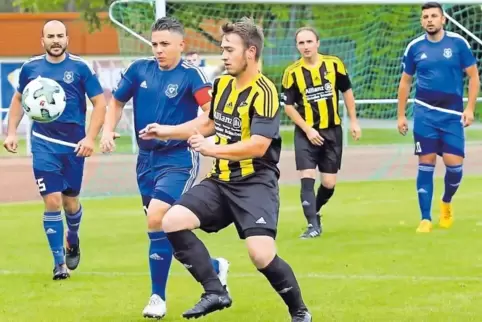 Oft etwas zu spät: Dudenhofen II (gelb) unterliegt Otterstadt 1:4.