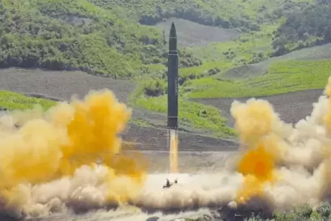 Dieses von Nordkorea gelieferte Bild soll den Raketenstart zeigen.