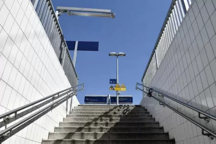 Die noch fehlende Überdachung des Zugangs zum Mittelbahnsteig in Frankenthal soll ab September ergänzt werden. Das hat Bahnhofsm