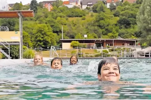 Fröhlich durch das Becken ziehen – für die jungen Schwimmschüler ist das kein Problem mehr.