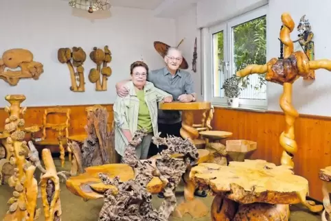 Inmitten von seinen Holzkunstwerken: Gerda und Guido Hartmann.
