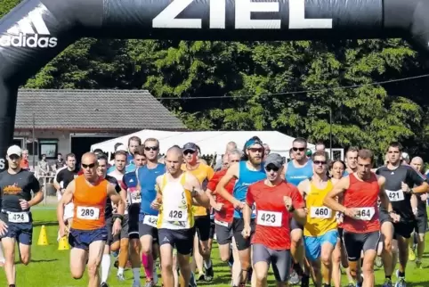 80 Läufer haben im vergangenen Jahr am Heidenburglauf teilgenommen – hier der Start.