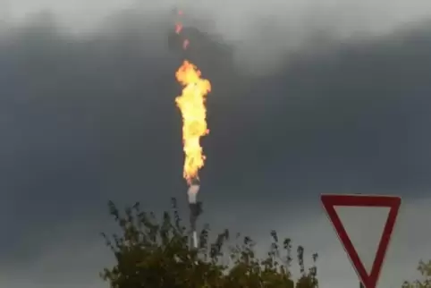 Ein zwiespältiges Wahrzeichen von Ludwigshafen: Die Fackeln der BASF, hier ein eindrucksvolles Exemplar im Oktober 2016. Foto: K