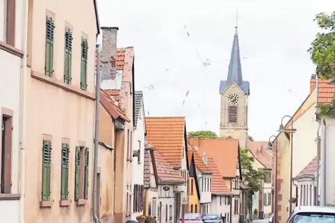 Die Ortsdurchfahrt in Biedesheim: Markantes Wahrzeichen ist der Uhrturm der Gemeinde.