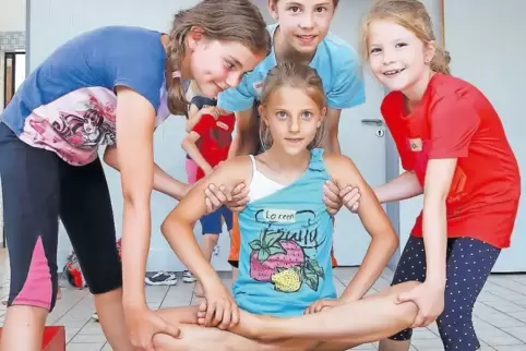 Üben für die heutige Abschlussschau: Jessi, Till und Alina (von links) setzen Loreen auf das Nagelkissen.