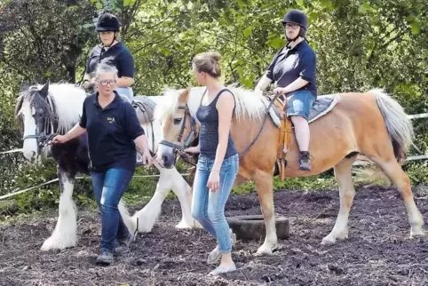 Ulrike Alt (links) mit Katharina auf „Shannon“, Nadin Nagel mit Lara auf „Funny“.