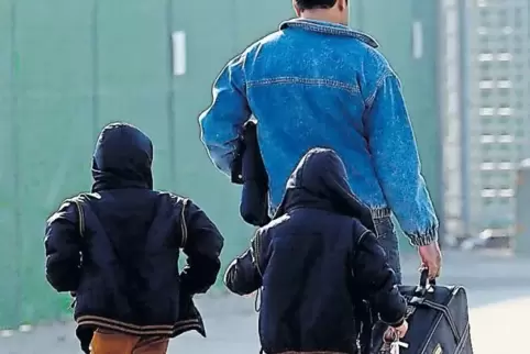 Bei der Abschiebung von Flüchtlingen trägt der Landkreis die Kosten. Wenn Asylsuchende die Bundesrepublik aber freiwillig verlas