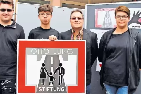 Nils Ermel, Aron Eoff, Michael Jung und Lea Kannengießer präsentieren das neue Logo der Otto-Jung-Stiftung.
