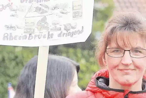 Von den Staus entnervte Menschen fordern in Maximiliansau den Bau der 2. Rheinbrücke. Bis dahin soll ein Durchfahrtsverbot die B