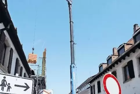 Vom Dachgeschoss steht nurmehr die Fassade: Aufwendige Arbeiten machen die Sperrung der Weinstraße derzeit so langwierig.