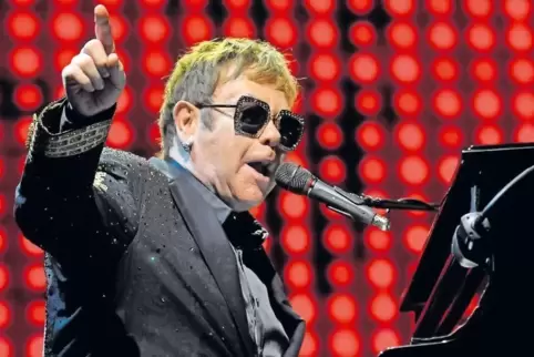 Haltung in Zeiten des Brexit: Elton John beim Auftaktsong „The Bitch Is Back“ (deutsch: Die Schlampe ist zurück).
