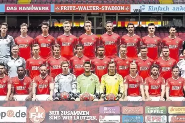 Das ist der vorläufige Kader des 1. FC Kaiserslautern für die Saison 2017/18. Vordere Reihe von links: Baris Atik, David Tomic, 