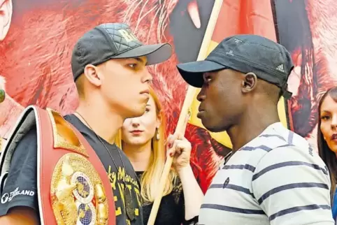 Jeder will den anderen schon vorher mit Blicken besiegen. „Staredown“ nennen dies die Boxer: Leon Bauer (links) und Abdallah Paz