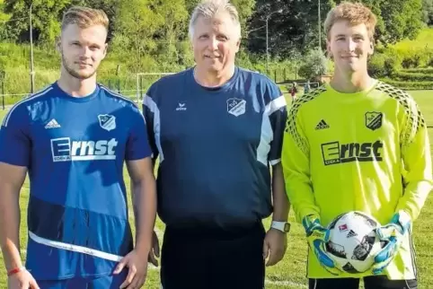 Drei Neue beim TuS Wattweiler (von links): Mittelfeldspieler Felix Hilgert aus der eigenen Jugend, Trainer Jürgen Bachert und To