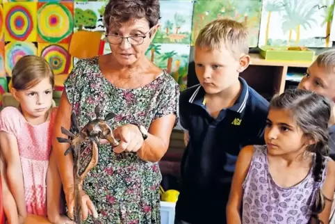 Marianne Handstein erklärt ihren Schülern an einem ihrer letzten Arbeitstage, was es mit dieser Seepferdchenplastik auf sich hat