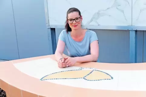 Hat sich auf Fliesen verlegt: Jennifer Gehart mit ihrem Meisterstück, einem selbst entworfenen und gebauten Tresen mit Mosaik.