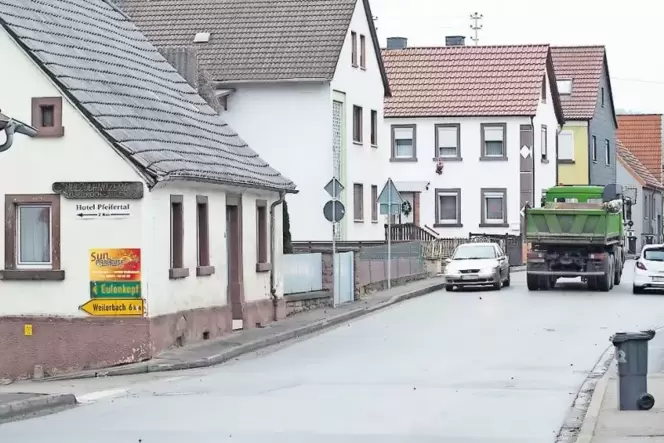 Im ersten Bauabschnitt wird unter anderem das Anwesen »Hauptstraße 21« (links im Bild) abgerissen. Künftig soll es auf der B270