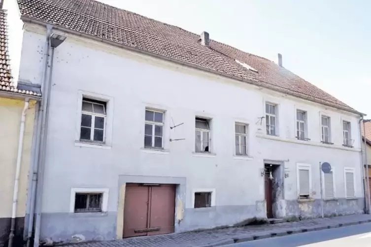 In Rammelsbach wird das ehemalige Gasthaus Becker, das in der Glanstraße, direkt an der B 420 liegt, wegen Baufälligkeit abgeris