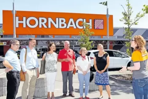 Bekamen extra eine Führung durchs Hornbachzentrum in Bornheim (von links): James Fackler, Matthew Hornbach, Ellen Hornbach-Kello