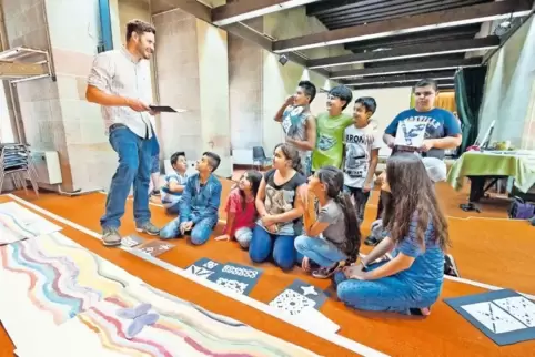 Johannes Schmitt koordiniert die Veranstaltungen in der Friedenskapelle, darunter auch Angebote für Kinder mit Migrationshinterg