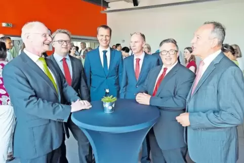 Vier Neue begrüßten der Beigeordnete Joachim Färber (links) und Geschäftsführer Peter Förster (rechts) gestern am Westpfalz-Klin