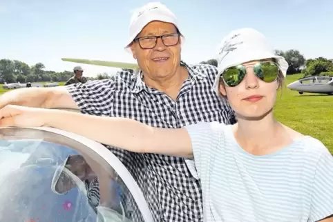 Sophie Müller mit ihrem Vater Karl-Heinz Müller. Der ist Segelfluglehrer und B-Trainer Leistungssegelflug.