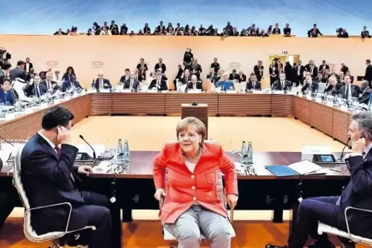 Bundeskanzlerin Angela Merkel und ihre Gäste vor einer Arbeitssitzung in den Messehallen.