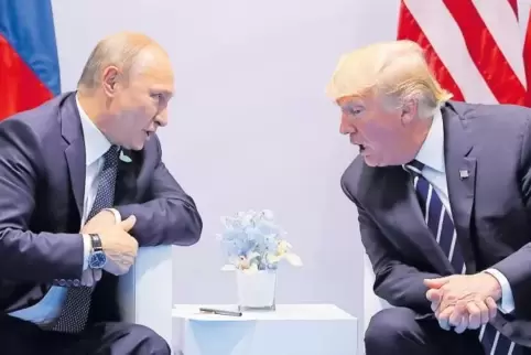 Das erste Mal: Russlands Präsident Wladimir Putin (links) im Gespräch mit seinem US-Amtskollegen Donald Trump. Sie waren sich zu