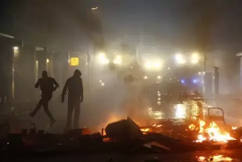 Brennende Barrikade in Hamburg. Foto: DPA