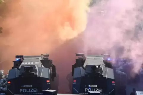 Mit Wasserwerfern sind nach Angaben des Mainzer Innenministeriums auch rheinland-pfälzische Beamte in Hamburg im Einsatz.  Foto: