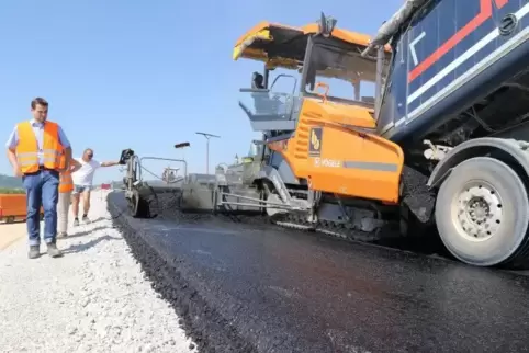Riesenmaschine: Der Asphaltfertiger, der beim Bau der Westumgehung im Einsatz ist, schafft 650 Meter am Tag. Foto: Benndorf 