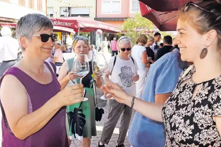 Zum Wohl: Kyra und Theresa Schilling genießen die Weinprobe.
