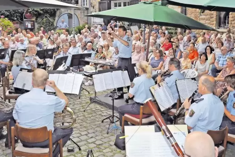 Bei dem Konzert des Landespolizeiorchesters im Freinsheim Von-Busch-Hof saßen die Zuhörer dicht bei den Musikern.