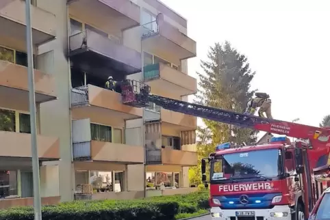 Über eine Leiter drang die Feuerwehr in das Gebäude ein.